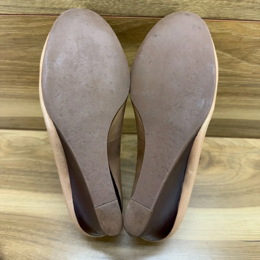 Tory Burch Lowell Wedge Pumps 7.5 M Camel Tan Leather Dress Office Gold Logo